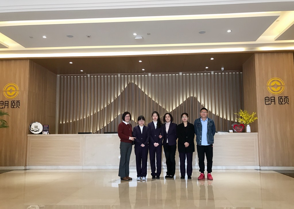 走访教师与实习学生、单位领导在朗颐医养中心合影